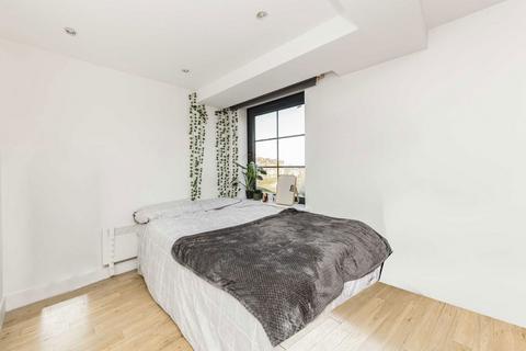 3 bedroom flat to rent, York Way, London N7