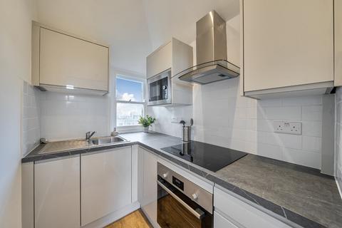 3 bedroom flat for sale, Cormont Road, London, SE5
