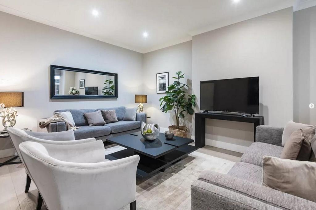 Living Room 1.jpg