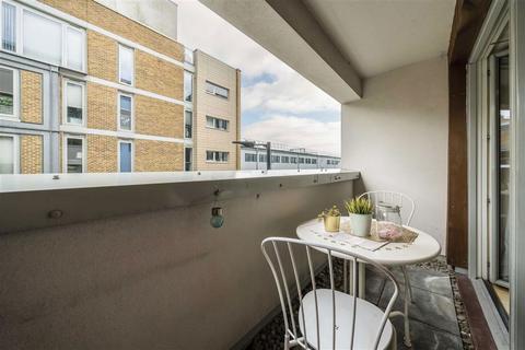 2 bedroom flat to rent, Chambers Street, London SE16