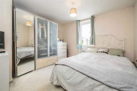 2 bedroom flat to rent, Chambers Street, London SE16