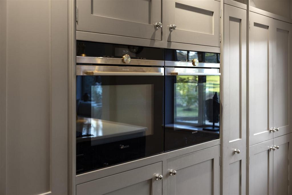 Haycorns Blighton Lane The Sands Farnham GU10 1 PU-