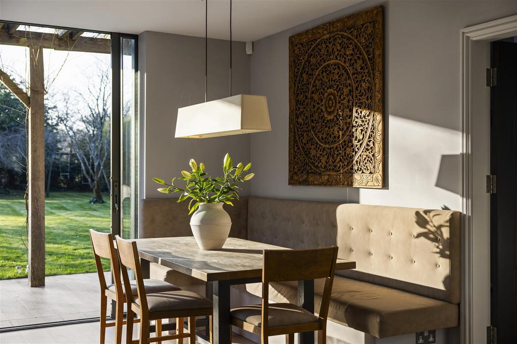 Haycorns Blighton Lane The Sands Farnham GU10 1 PU-
