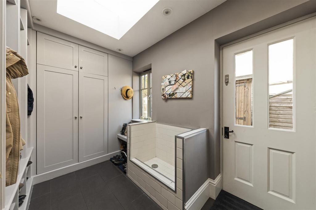 Haycorns Blighton Lane The Sands Farnham GU10 1 PU-