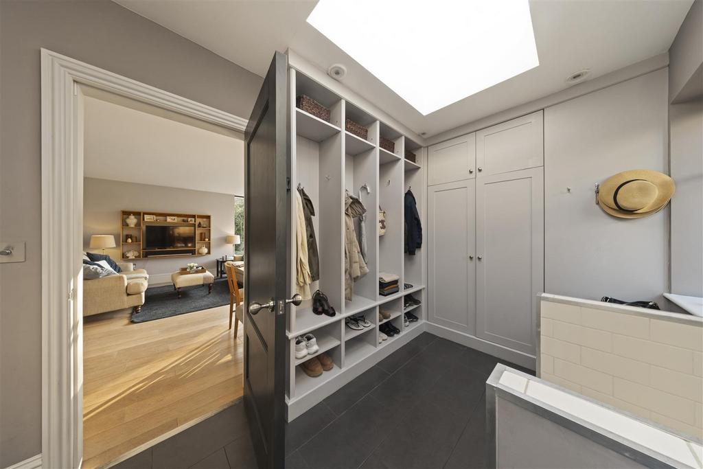 Haycorns Blighton Lane The Sands Farnham GU10 1 PU-