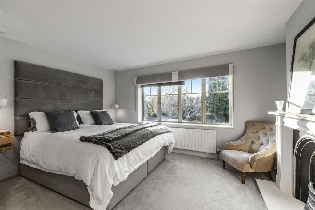 Haycorns Blighton Lane The Sands Farnham GU10 1 PU-