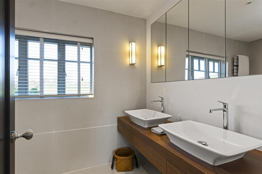 Haycorns Blighton Lane The Sands Farnham GU10 1 PU-