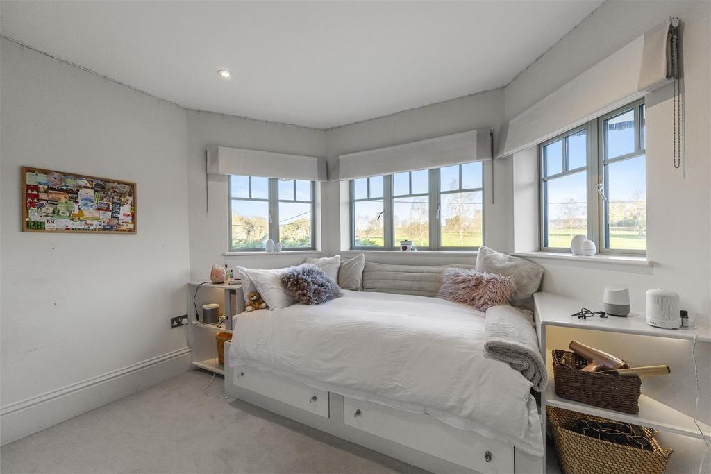 Haycorns Blighton Lane The Sands Farnham GU10 1 PU-