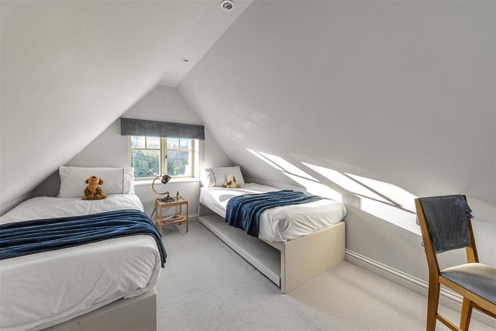 Haycorns Blighton Lane The Sands Farnham GU10 1 PU-