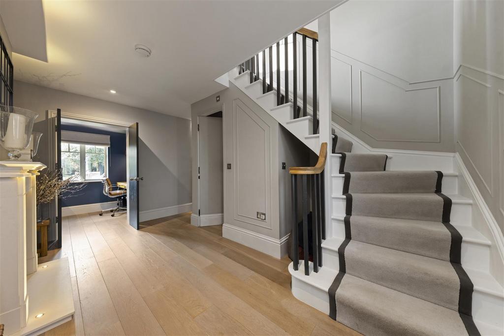 Haycorns Blighton Lane The Sands Farnham GU10 1 PU-