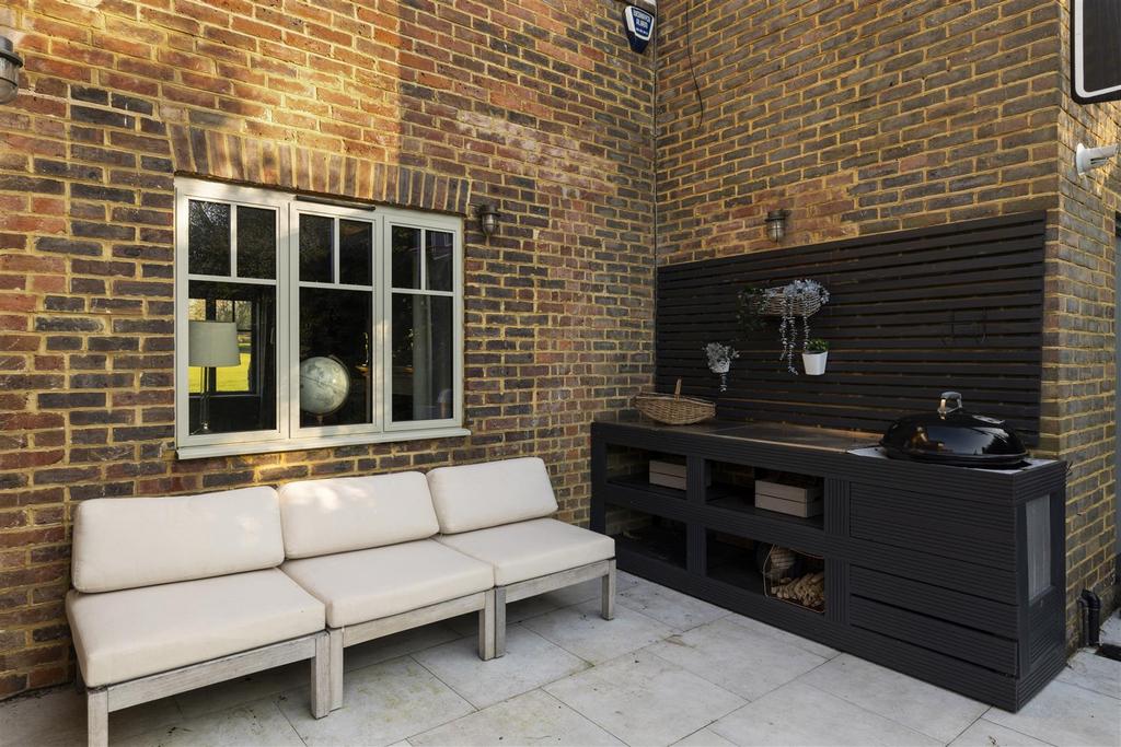 Haycorns Blighton Lane The Sands Farnham GU10 1 PU-
