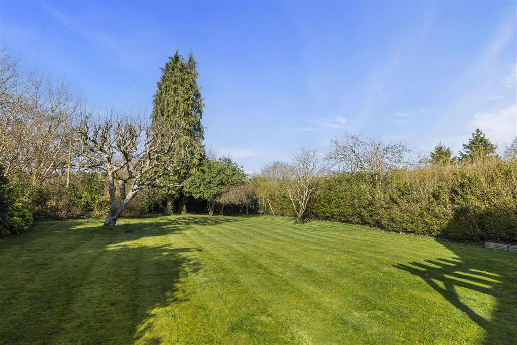 Haycorns Blighton Lane The Sands Farnham GU10 1 PU-