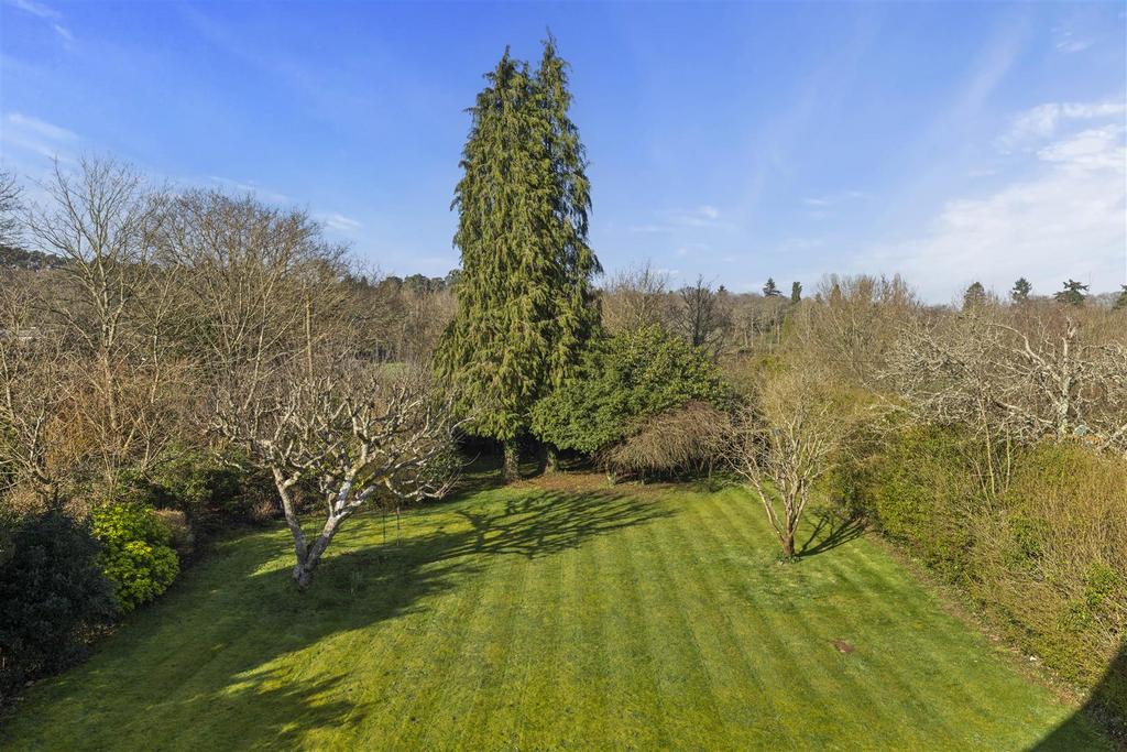 Haycorns Blighton Lane The Sands Farnham GU10 1 PU-