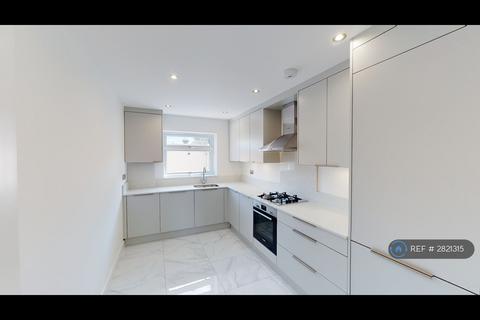 2 bedroom flat to rent, Knightswood Court, Uxbridge, UB10
