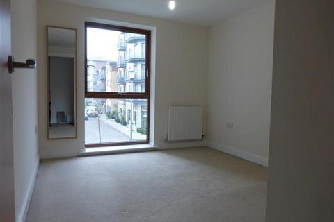 4 bedroom ground floor maisonette to rent, Commonwealth Drive, CRAWLEY