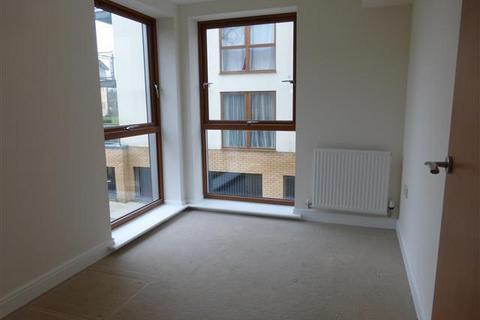 4 bedroom ground floor maisonette to rent, Commonwealth Drive, CRAWLEY