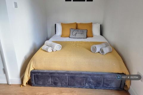 undefined, Commercial Road, London, E14