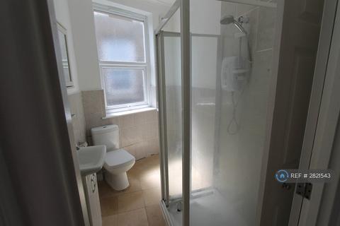 2 bedroom flat to rent, High Road Leytonstone, London, E11