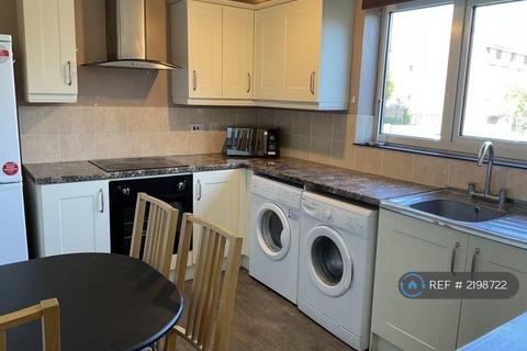 4 bedroom flat to rent, Arnold Drive, Colchester, CO4
