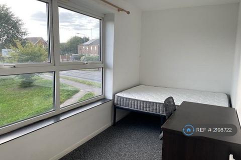 4 bedroom flat to rent, Arnold Drive, Colchester, CO4