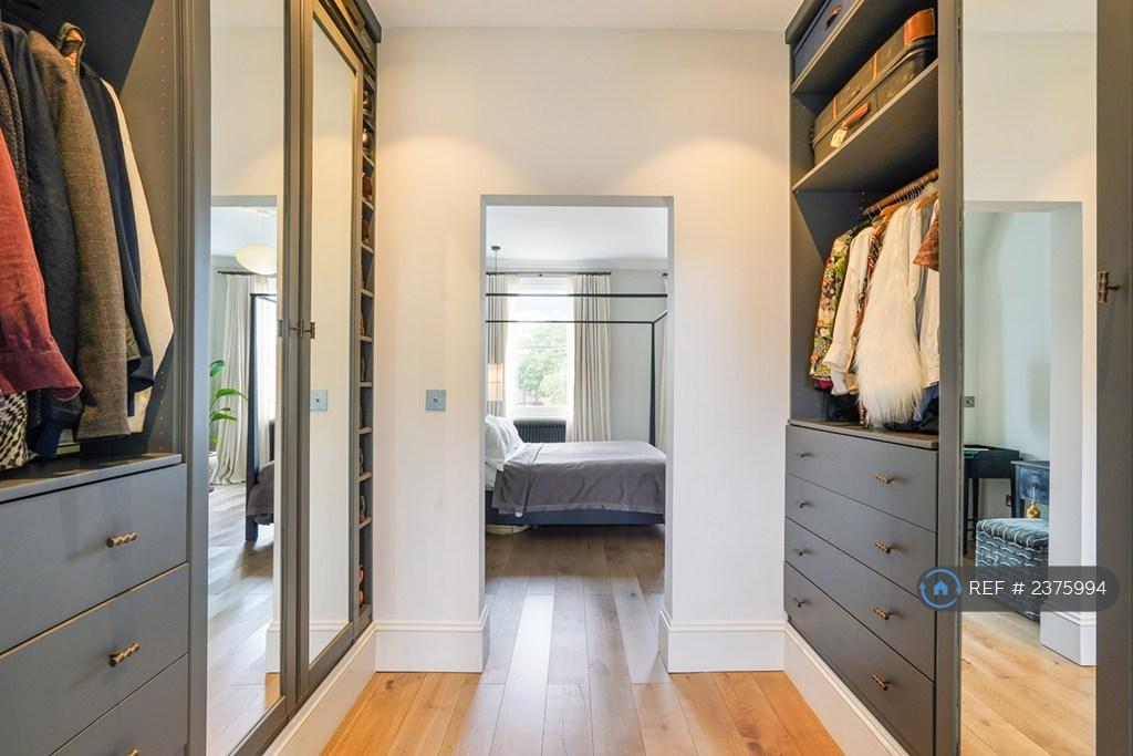 Master Walk In Wardrobe