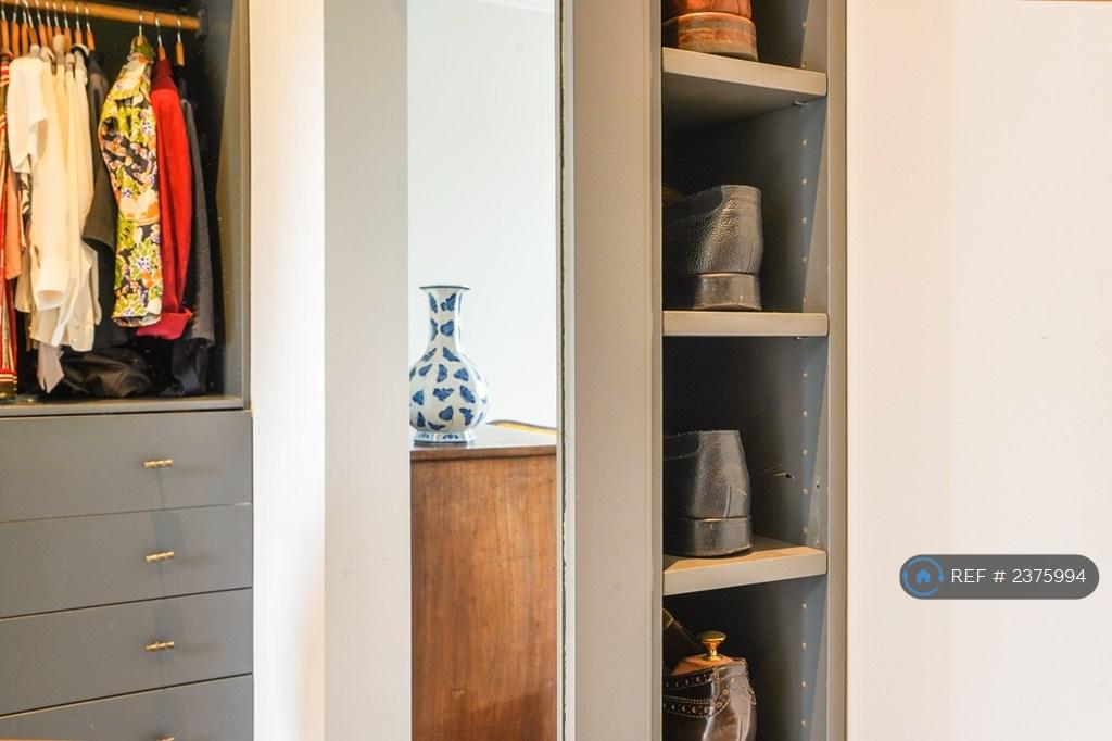 Master Walk In Wardrobe