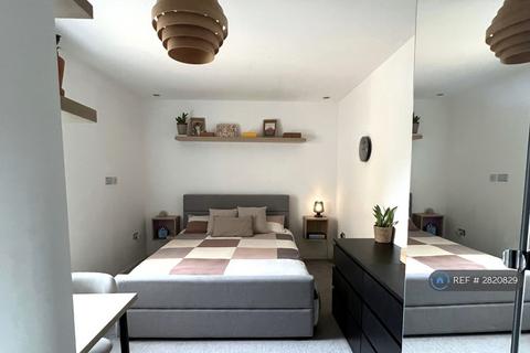 2 bedroom flat to rent, Coppetts Road, London, N10