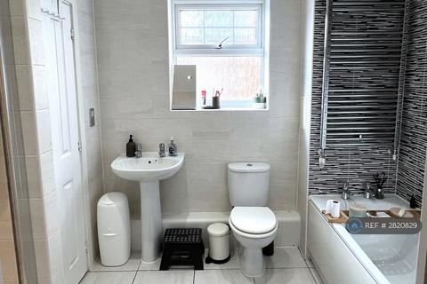 2 bedroom flat to rent, Coppetts Road, London, N10