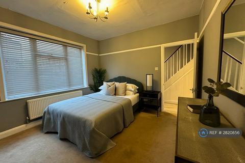 4 bedroom terraced house to rent, Sutherland Road, London, E17