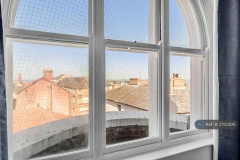 2 bedroom flat to rent, Church St, Cromer, NR27