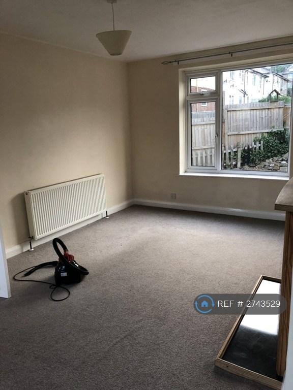Large, Dual Aspect, Lounge