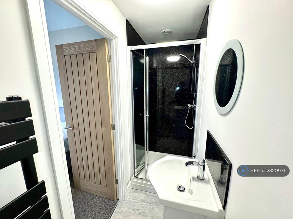 Room 2 Ensuite