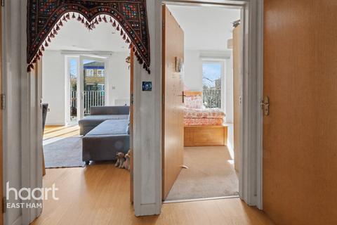 1 bedroom flat for sale, Walton Road, London