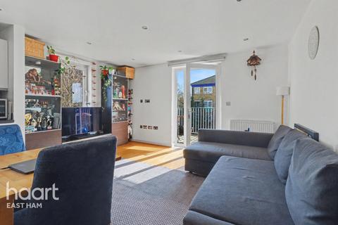 1 bedroom flat for sale, Walton Road, London