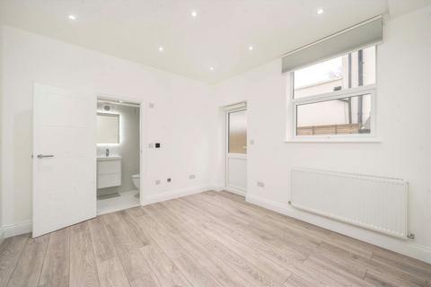 2 bedroom flat to rent, Chesterfield Road, London W4