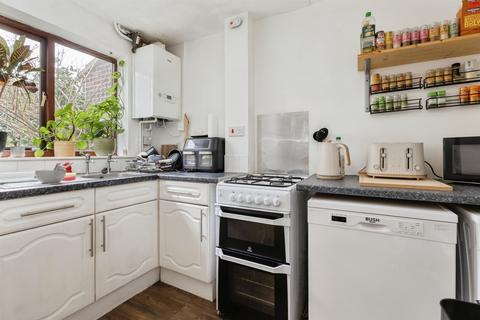 3 bedroom terraced house to rent, Nursery Close, NORWICH