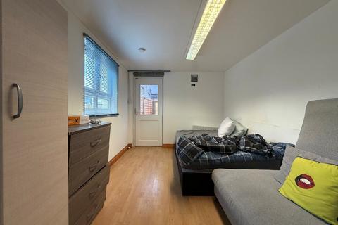 Studio to rent, London Road, Ashford, Surrey, TW15