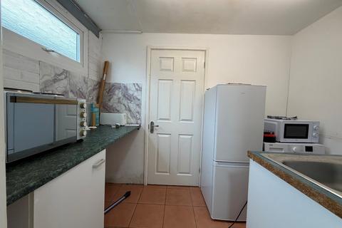 Studio to rent, London Road, Ashford, Surrey, TW15