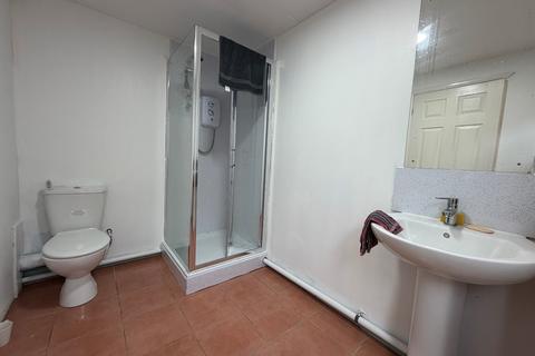 Studio to rent, London Road, Ashford, Surrey, TW15
