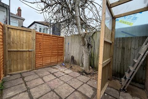 Studio to rent, London Road, Ashford, Surrey, TW15