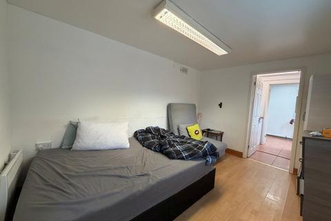 Studio to rent, London Road, Ashford, Surrey, TW15