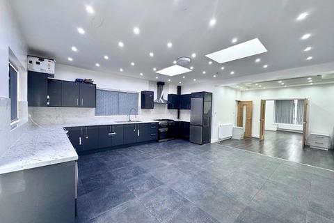 3 bedroom house to rent, Crompton Way, Bolton, BL2