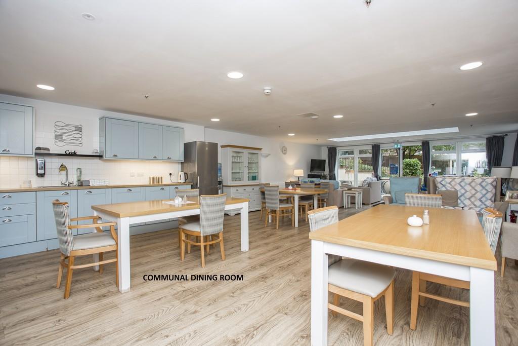 9 Hale - comm dining room