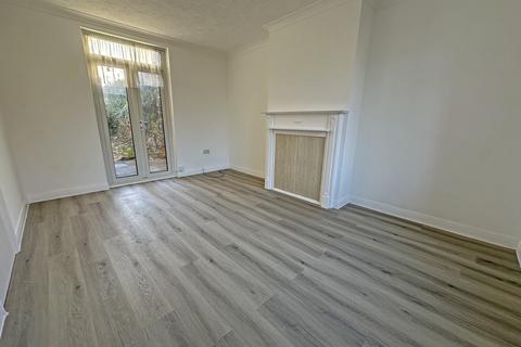 4 bedroom semi-detached house to rent, The Gardens, West Sussex BN42