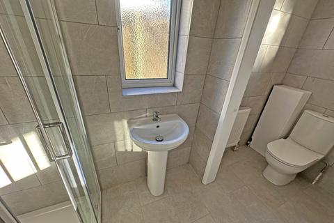 4 bedroom semi-detached house to rent, The Gardens, West Sussex BN42