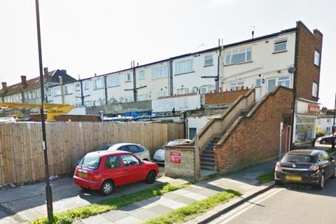 4 bedroom flat to rent, Bramley Road, London N14