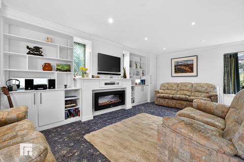undefined, Heol Isaf, Radyr, Cardiff
