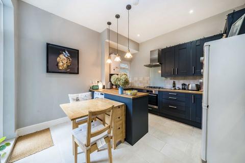 2 bedroom flat for sale, Rowfant Road, London SW17