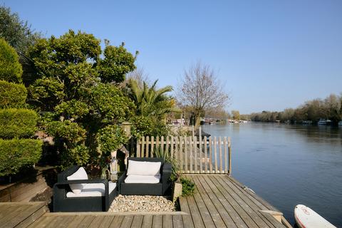 undefined, Wheatleys Eyot, Sunbury-on-Thames