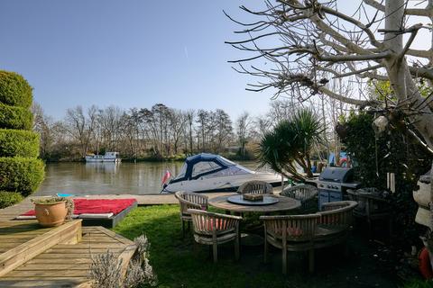 undefined, Wheatleys Eyot, Sunbury-on-Thames
